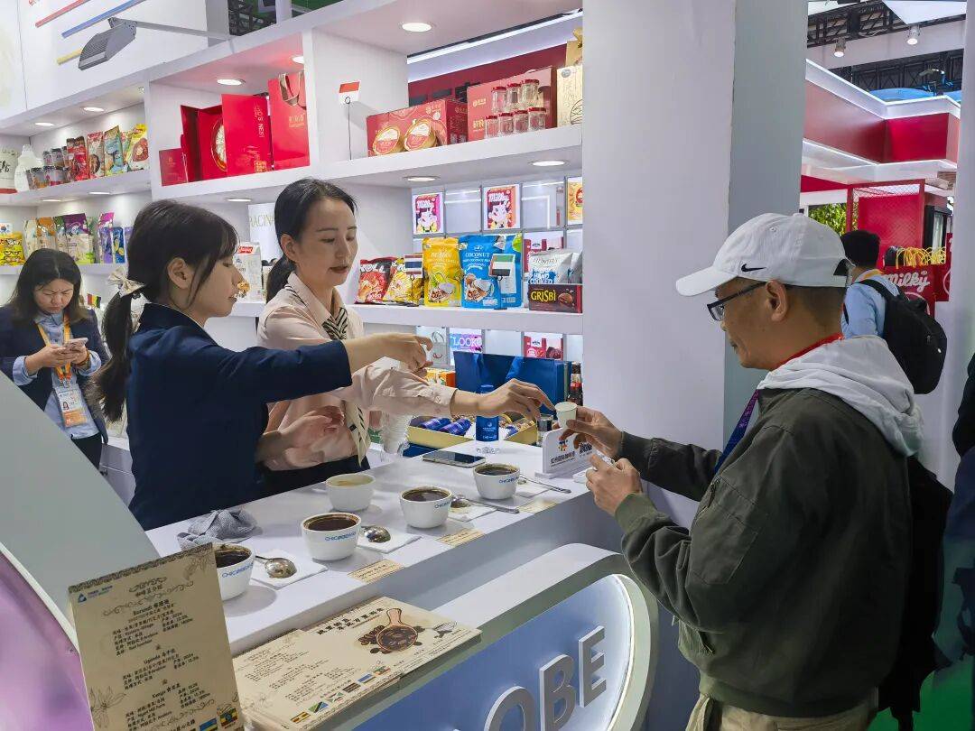 心”到“东方之珠”:一颗咖啡豆的奇缘pg电子游戏网站聚焦进博|从“非洲之(图2) 心”到“东方之珠”:一颗咖啡豆的奇缘pg电子游戏网站聚焦进博|从“非洲之(图2)